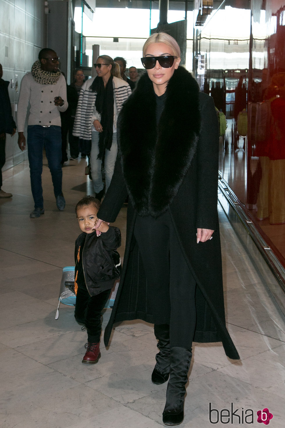 Kim Kardashian regresando de la Paris Fashion Week con un look total black