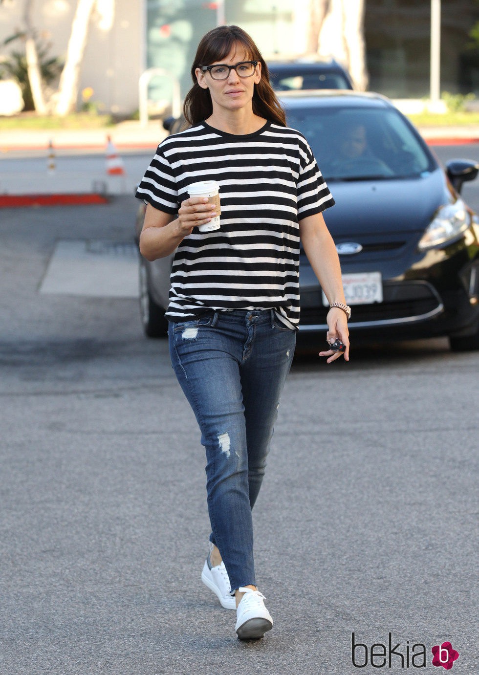 Jennifer Garner con unos jeans una camiseta de manga corta navy