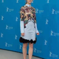 Lily James con un vestido azul estampado en el Festival Internacional de Cine de Berlín