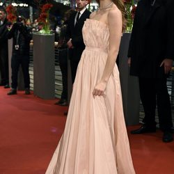 Lily James con un vestido nude en la alfombra roja del Festival Internacional de Cine de Berlín