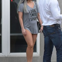 Lady Gaga sale a la calle únicamente con una camiseta gris