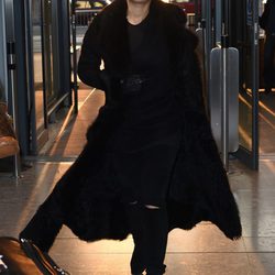 Rita Ora con un look total black a lo Matrix