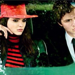 Kendall Jenner y Ansel Elgort posando para la cámara de Mario Testino