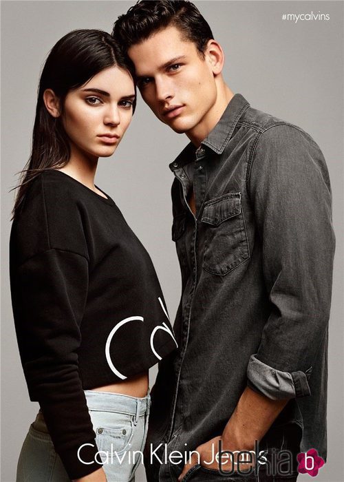 Kendall Jenner posando con la colección 2015 de Calvin Klein Jeans