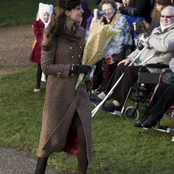 Kate Middleton con abrigo de Moloh y sombrero de Lock and Company