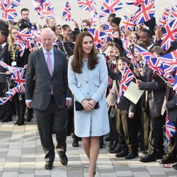 Kate Middleton con abrigo celeste y botones dorados de Seraphine