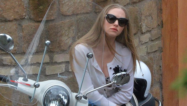 Amanda Seyfried posando apoyada en una moto para Mario Testino en Roma