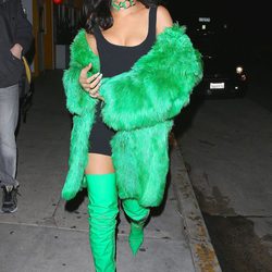 Rihanna asistiendo a los iHeartRadio Music Awards con un look verde flúor