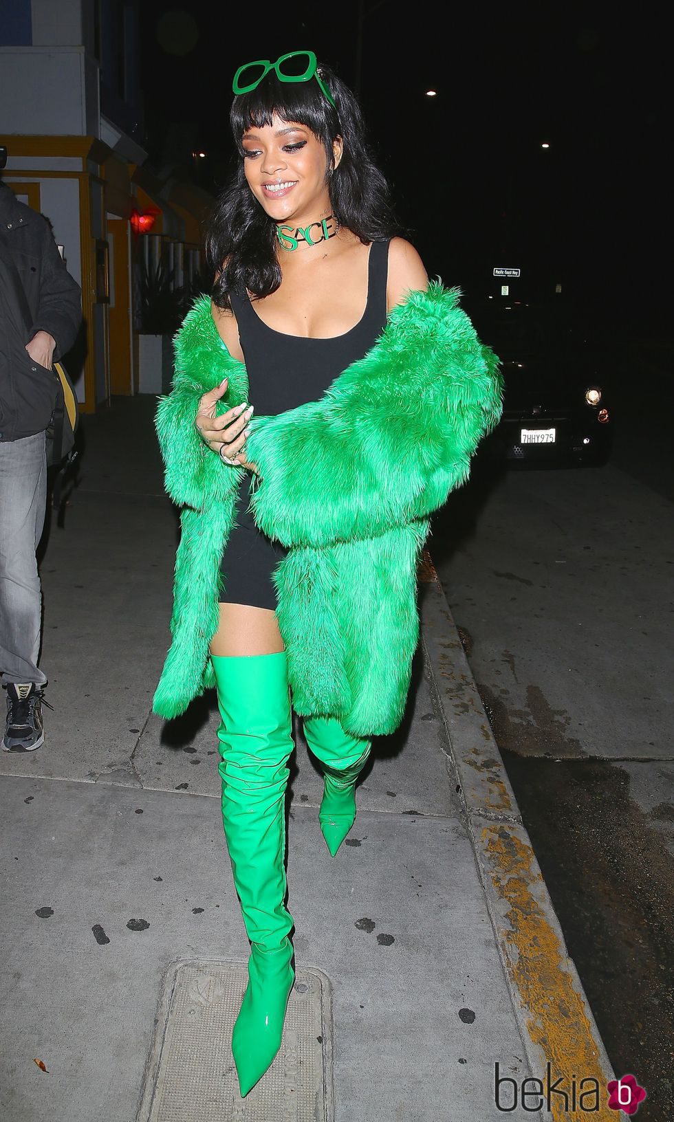 Rihanna asistiendo a los iHeartRadio Music Awards con un look verde flúor