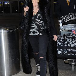 Heidi Klum con un look 'total black' en el aeropuerto de Los Ángeles
