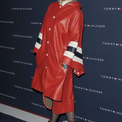 Rita Ora opta por un vestido-chubasquero en la inauguración de una tienda de Tommy Hilfiguer en París