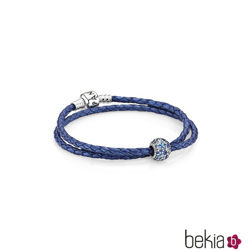 Pulsera de cuero trenzado y charm en color azul de la colección de verano 2015 de Pandora