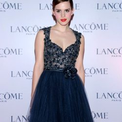 Emma Watson con un vestido de falda de tul en una fiesta de Lancôme