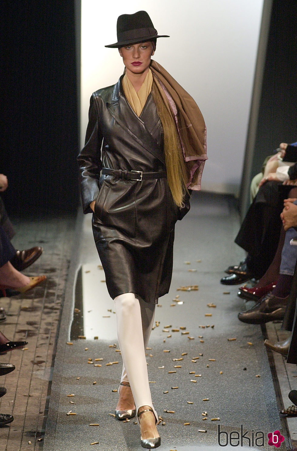 Gisele Bundchen desfilando para Jean Paul Gaultier en Paris Fashion Week 2000