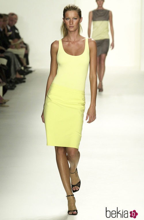 Gisele Bundchen desfilando para Calvin Klein primvera/verano 2001