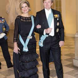 La reina Máxima de Holanda con un vestido de volantes de plumas