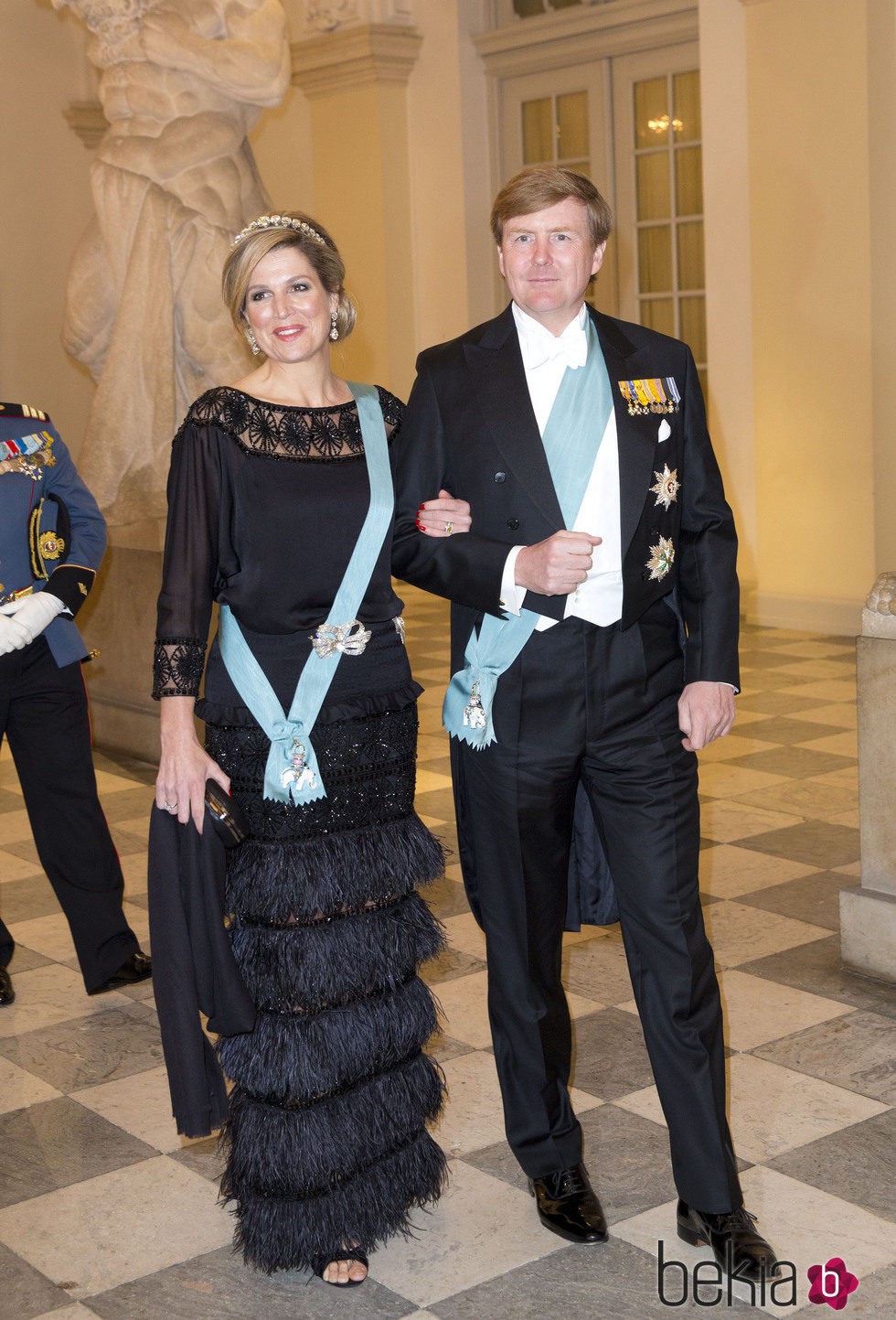 La reina Máxima de Holanda con un vestido de volantes de plumas