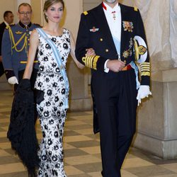 La reina Letizia con un vestido de Felipe Varela y un manto de manila negro