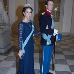 La princesa Marie de Dinamarca con un vestido azul marino de encaje