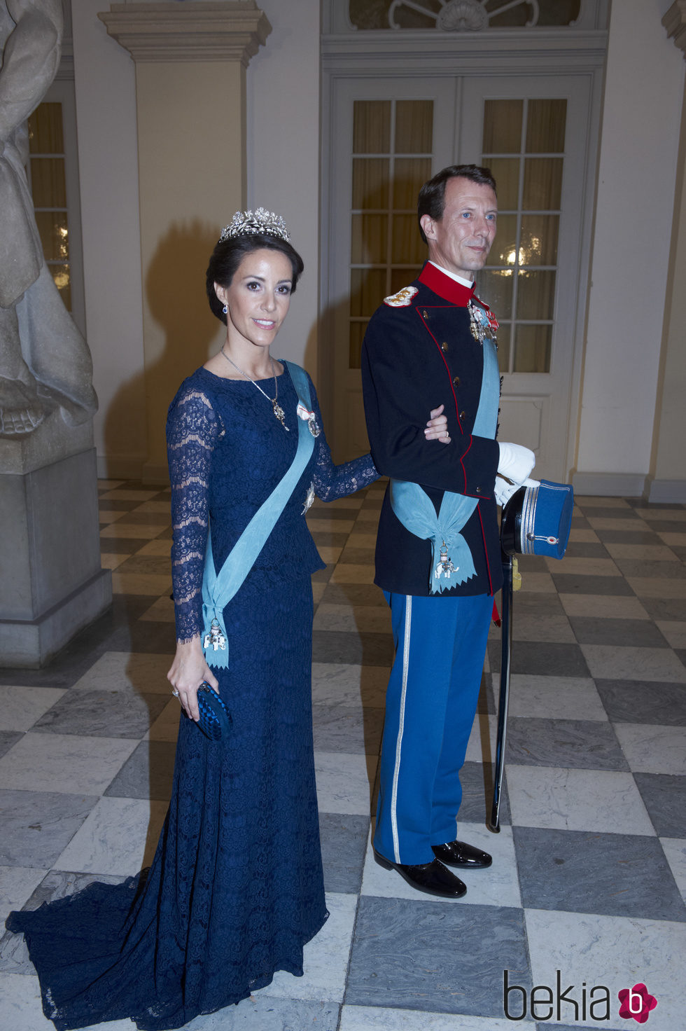 La princesa Marie de Dinamarca con un vestido azul marino de encaje