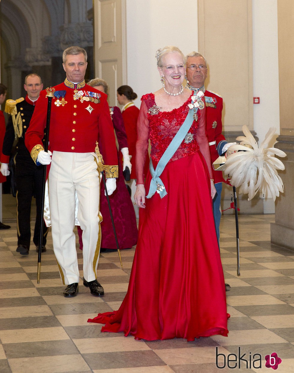 La reina Margarita de Dinamarca con un vestido rojo pasión
