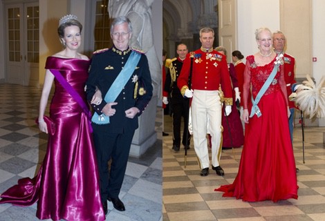 La reina Margarita de Dinamarca con un vestido rojo pasión