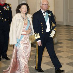 La reina Silvia de Suecia con un vestido estampado en color rosa