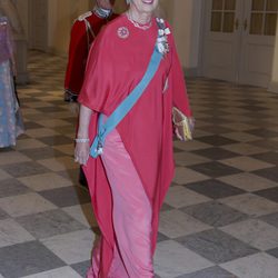 La princesa Benedicta de Dinamarca con un vestido y una capa en tonos rosados