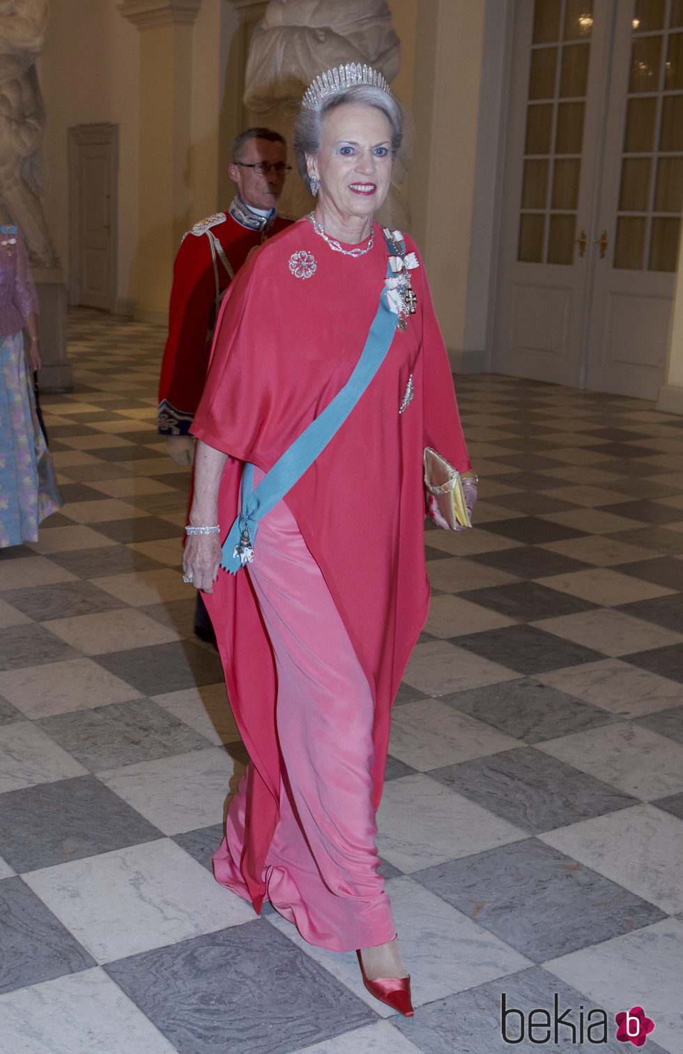 La princesa Benedicta de Dinamarca con un vestido y una capa en tonos rosados