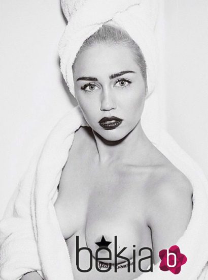 Miley Cyrus posando para Mario Testino en su serie fotográfica 'Towel Series'