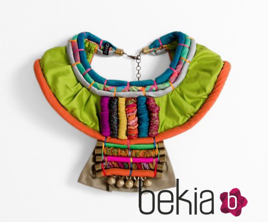 Collar multicolor con cascabeles de la colección 'La Ruta de la Seda' de OKKRE