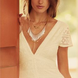 Alessandra Ambrosio posando con los collares de su primera colección de complementos
