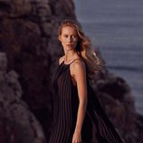 Vanesa Lorenzo con un vestido negro plisado la colección Mango Premium verano 2015