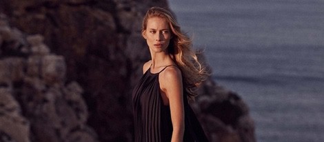 Vanesa Lorenzo con un vestido negro plisado la colección Mango Premium verano 2015