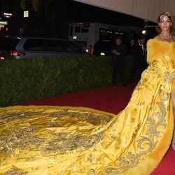 Rihanna con un diseño de Guo Pei en la Gala del Met 2015