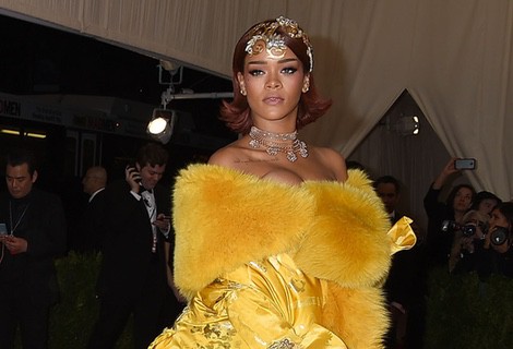 Rihanna con un diseño de Guo Pei en la Gala del Met 2015