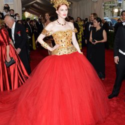 Karen Elson con un vestido de Dolce & Gabbana en la Gala del Met 2015