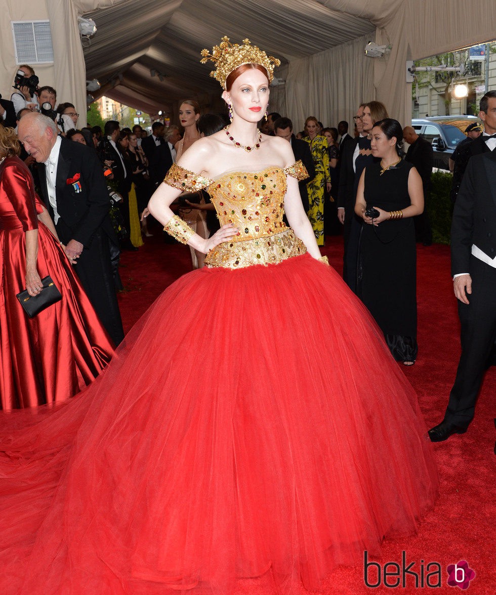 Karen Elson con un vestido de Dolce & Gabbana en la Gala del Met 2015