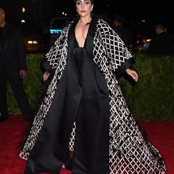 Lady Gaga con un diseño de Balenciaga en la Gala del Met 2015