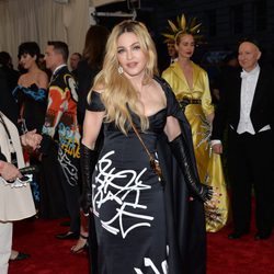 Madonna con un vestido de Moschino en la Gala del Met 2015