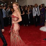 Jennifer Lopez con un vestido de Versace en la Gala del Met 2015