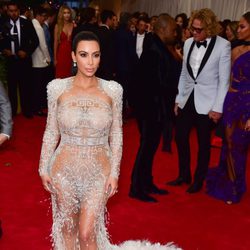 Kim Kardashian con un vestido de Roberto Cavalli en la Gala del Met 2015