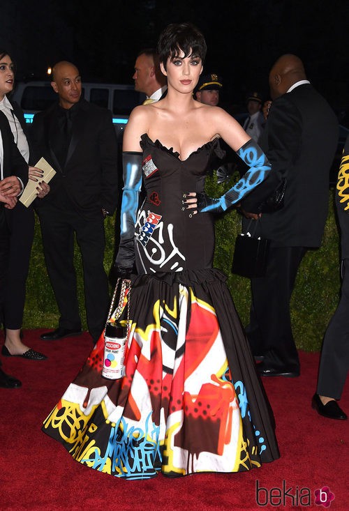 Katy Perry con un vestido de Moschino en la Gala del Met 2015