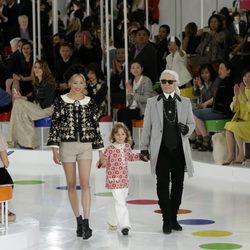Karl Lagerfeld, Hudson Kroenig y la modelo Soo Joo Park en el desfile de la colección Crucero 2015/2016 de Chanel