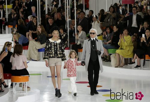 Karl Lagerfeld, Hudson Kroenig y la modelo Soo Joo Park en el desfile de la colección Crucero 2015/2016 de Chanel