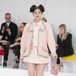 Vestido midi y chaqueta rosa palo de la colección Crucero 2015/2016 de Chanel