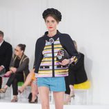 Pantalones cortos y chaqueta colorida de la colección Crucero 2015/2016 de Chanel
