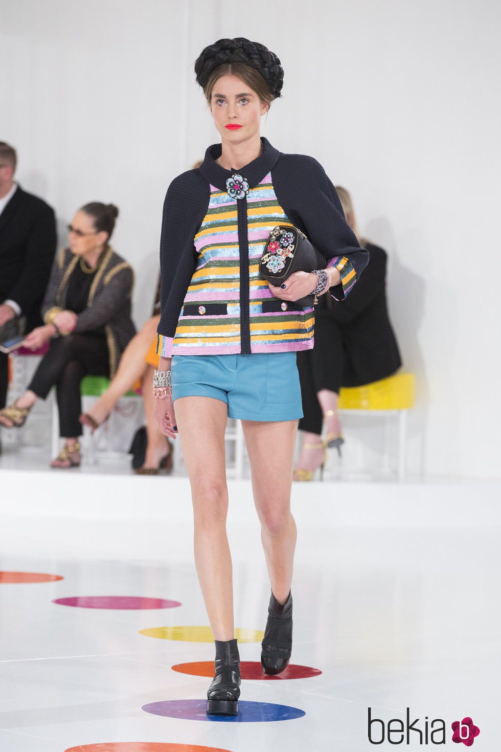 Pantalones cortos y chaqueta colorida de la colección Crucero 2015/2016 de Chanel