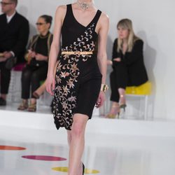 Vestido asimétrico con flores de la colección Crucero 2015/2016 de Chanel