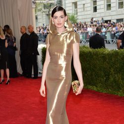 Anne Hathaway con un vestido Ralph Lauren en la Gala del Met 2015